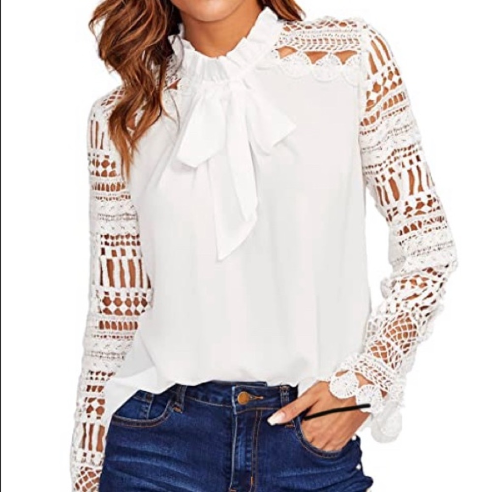 NWOT. White blouse w/beautiful sleeve detailing, L